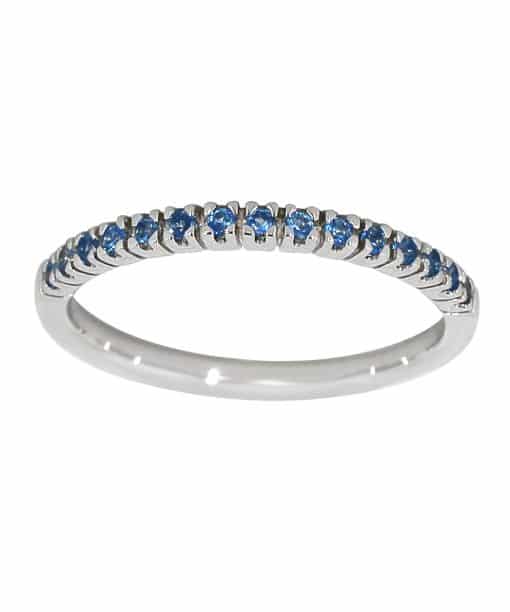 Hvitt gull ring med 0.20ct. Topas