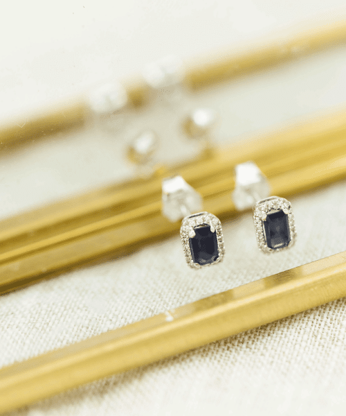 Øredobber i hvitt gull med diamant og safir 0,07 ct WSI - Bilde 4