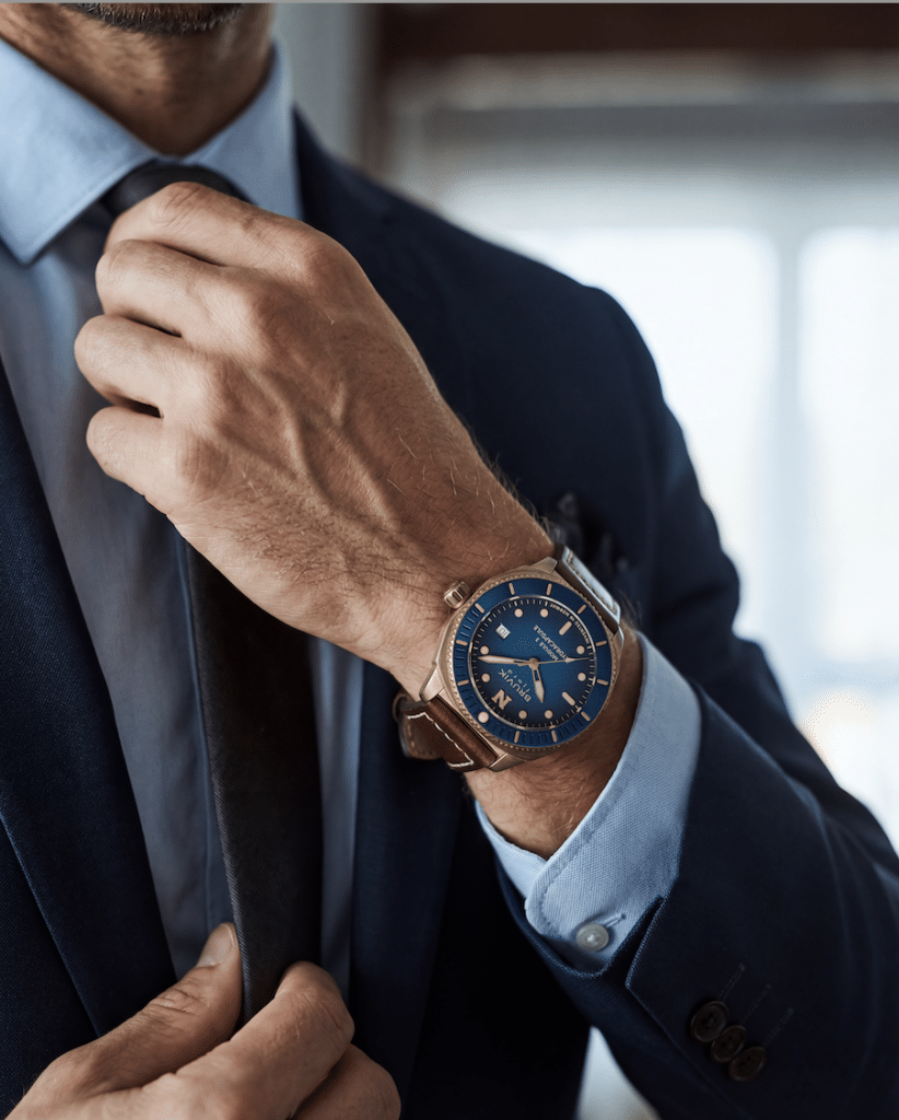 Blå bruvik klokke på arm til mann med dress