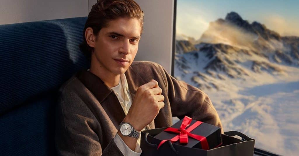 Tissot klokke på håndleddet til en mann som sitter på toget