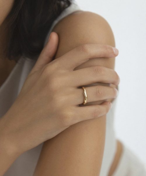 Mockberg Wavy Petite Gold Ring - Bilde 4